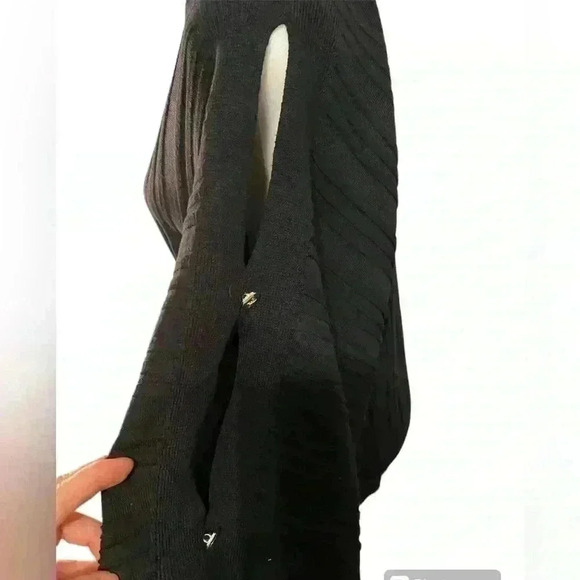 Adrienne Vittadini black ribbed top rounded neck slits on sleeves size Medium - Picture 2 of 8